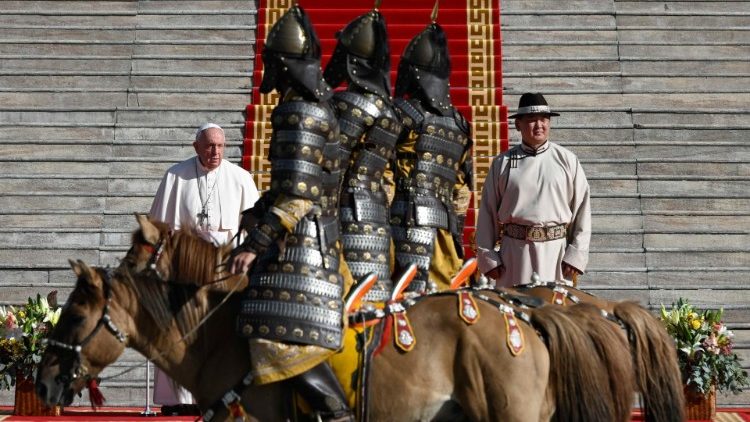 האפיפיור ונשיא מונגוליה בטקס קבלת הפנים