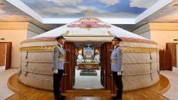 2023.09.02 Viaggio Apostolico in Mongolia - Cerimonia di benvenuto e visita al Presidente della Mongolia