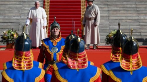 Mongolia, il Papa: passino le nuvole della guerra, diamoci da fare per un avvenire di pace