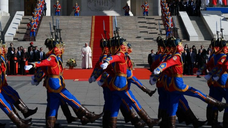 La ceremonia de acogida se desarrolló en la Plaza Sükhbaatar, la plaza central de Ulán Bator y fue construida en el lugar donde Damdin Sükhbaatar, un héroe revolucionario mongol, declaró la independencia de Mongolia de China en 1921. (Vatican Media)