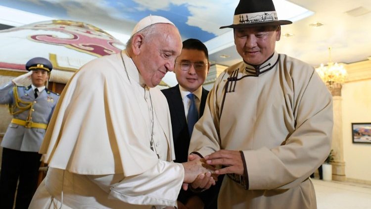 البابا فرنسيس ورئيس منغوليا خلال زيارة الأب الأقدس الرسولية ٢ أيلول سبتمبر ٢٠٢٣