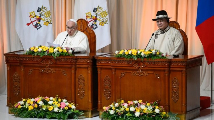 O Papa e o presidente da Mongólia no encontro com as Autoridades, a sociedade civil e o Corpo Diplomático (Vatican Media)