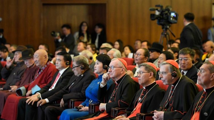 ĐTC gặp gỡ chính quyền, xã hội dân sự và ngoại giao đoàn ở Mông Cổ