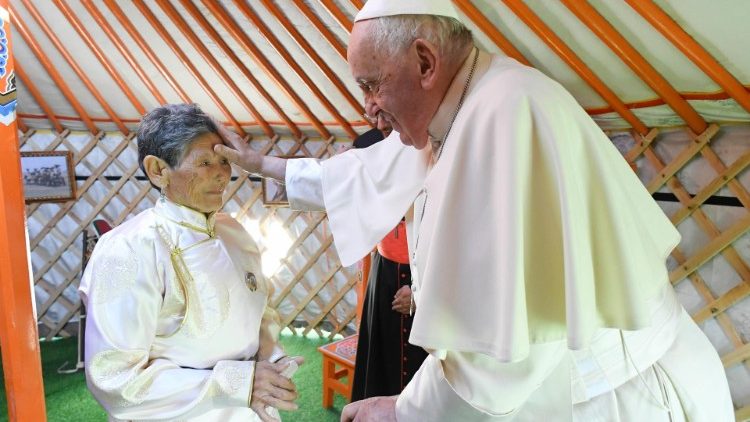 체세게 할머니에게 인사하고 축복하는 프란치스코 교황