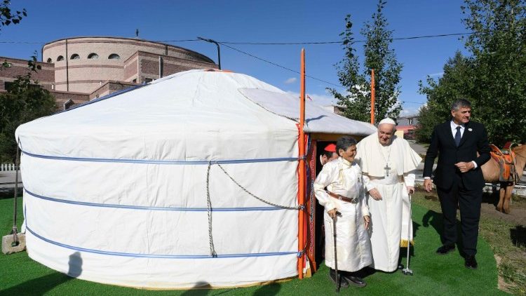 Papa Francesco all'esterno di una "ger", la tradizionale tenda mongola