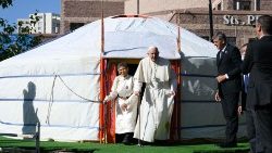  папата навън от традиционната монголска палатка "гер", 02.09.2023