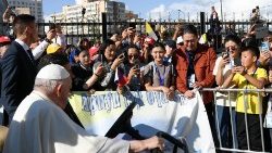 Catholic Mongolians welcoming Pope Francis in Ulaanbaatar