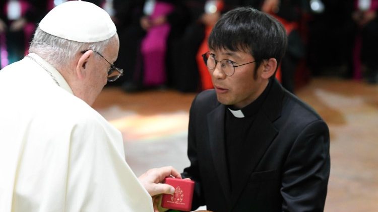 Un sacerdote mongol saluda al Papa Francisco tras leer su testimonio
