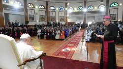 Kardinál Mumbiela Sierra hovoří před papežem Františkem při setkání s místní mongolskou církví