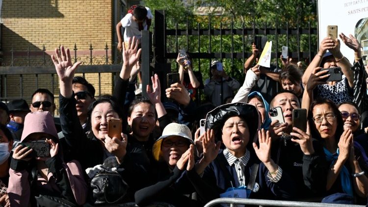 Crowds awaiting Pope Francis at Ulaanbaatar's Cathedral
