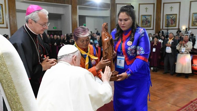 El Papa Francisco agradece a los agentes de pastoral en Mongolia por sus servicio misionero. 
