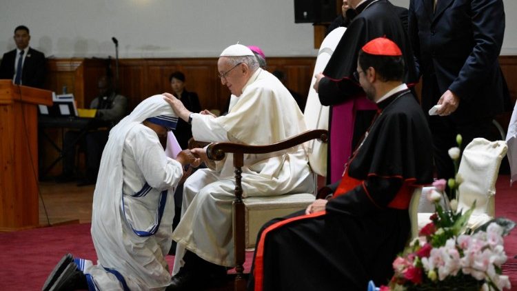 울란바토르 대성당에서 행한 연설 후 사랑의 선교회 수녀를 축복하는 프란치스코 교황
