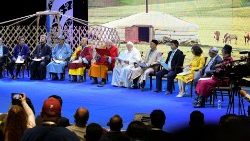 I leader religiosi riuniti attorno al Papa durante l'incontro ecumenico e interreligioso