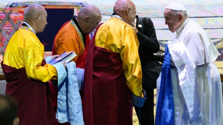 Representantes budistas junto al papa Francisco tras el encuentro interreligioso en Ulán Bator