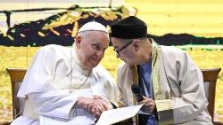 Il Papa durante l'incontro ecumenico e interreligioso