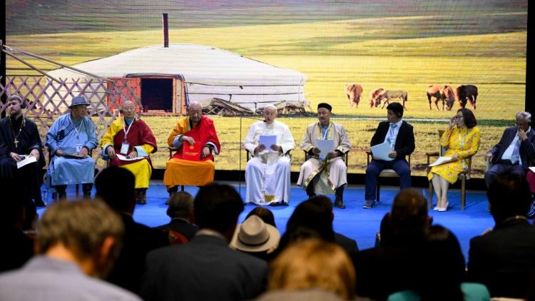 البابا فرنسيس يشارك في لقاء مسكوني وما بين الأديان مع جميع القادة الدينيين في منغوليا