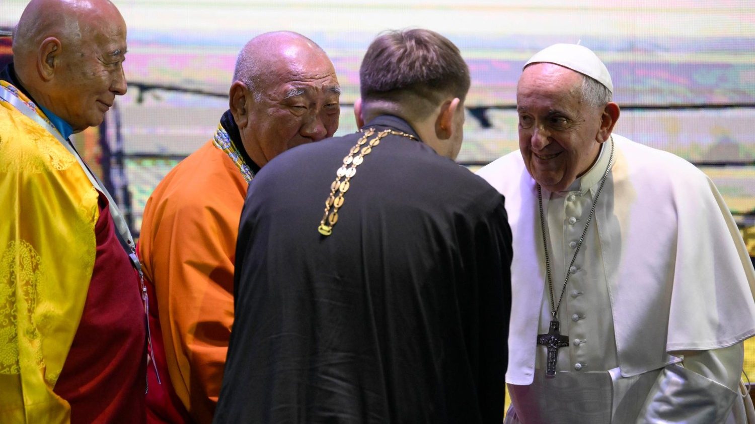 Francisco en Mongolia promueve la armonía y la libertad religiosa - Vatican  News