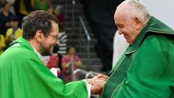 Кардинал Джорджо Маренґо дякує Папи після Святої Меси в Улан-Баторі