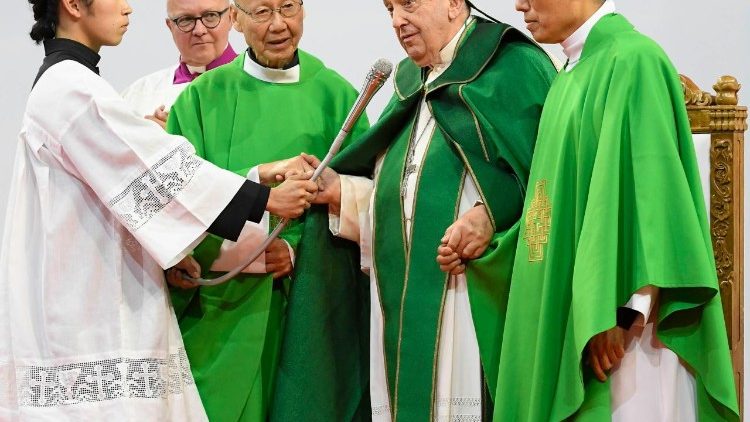 L'abbraccio con i "due fratelli vescovi" di Hong Kong 