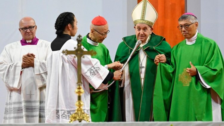 El Papa estrecha las manos del obispo emérito y del actual obispo de Hong Kong