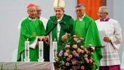 O Papa aperta as mãos do bispo emérito e do atual bispo de Hong Kong