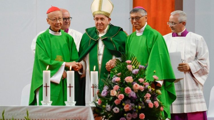 Papa Francisco aperta a mão do bispo emérito e do atual bispo de Hong Kong na Mongólia