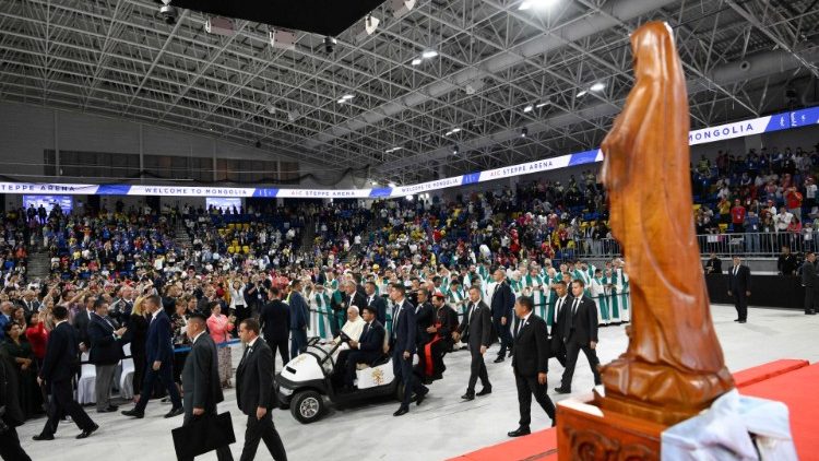 A estátua de Nossa Senhora do Céu durante a Missa do Papa na Steppe Arena