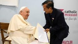 Papst Franziskus und Bruder Andrew Tran im Haus der Barmherzigkeit in Ulaanbaatar