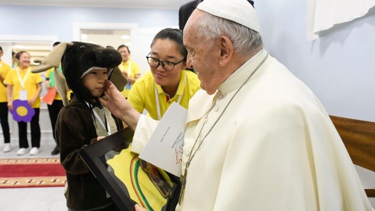 We love you Pope Francis - stand auf der Rückseite eines Bildes, das ein kleiner Junge dem Papst als Geschenk überreichte