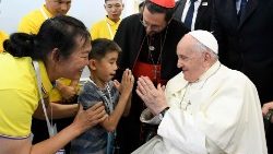 Encuentro del Papa con los operadores de la caridad e inauguración de la “Casa de la Misericordia”