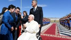 Ferenc pápa az ulánbátori nemzetközi repülőtéren vett búcsút vendéglátóitól