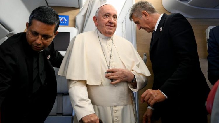 El Papa en el avión junto a los periodistas en la conferencia de prensa   