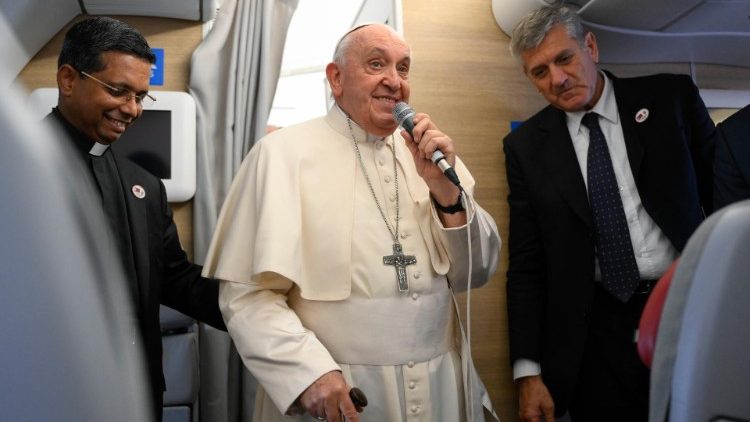 Il Papa durante la conferenza stampa sul volo di ritorno dalla Mongolia