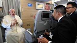 Papież Franciszek podczas konferencji prasowej w samolocie