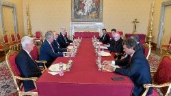 Les signataires de l'accord en présence du secrétaire d'État du Saint-Siège, mercredi 6 septembre.
