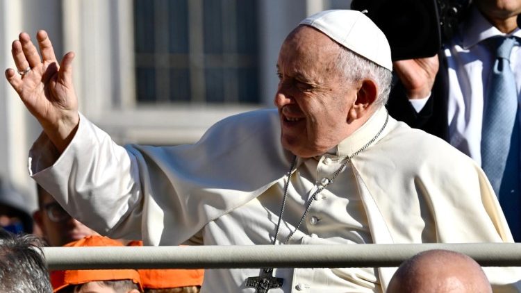 Papst Franziskus bei der Generalaudienz im "Papamobile"