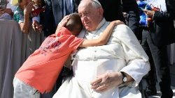 Papa Franjo grli dijete na općoj audijenciji srijedom