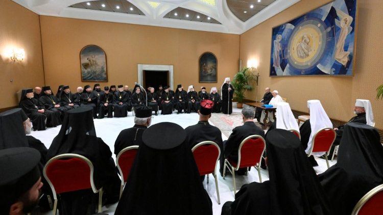 Ukrainos Graikų Katalikų Bažnyčios sinodo dalyviai ir popiežius
