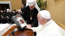Cruz, rosário e livro de orações entregues ao Papa pelo arcebispo-mor de Kiev