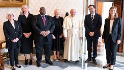 Papež Frančišek je 7. septembra 2023 sprejel gospo Jan Beagl, generalno direktorico Mednarodne organizacije za razvojno pravo (IDLO) in delegacijo.