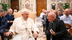 Ferenc pápa az Olasz Biblia Társulat tagjaival