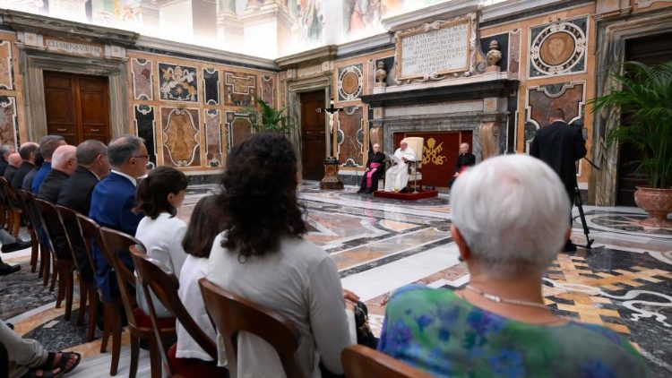 Circa 150 biblisti in ascolto del Papa nella Sala Clementina del Palazzo apostolico