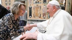 이탈리아성서협회의 한 회원과 인사하는 프란치스코 교황