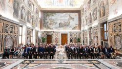 Le Pape François, entouré des membres de l’Association biblique italienne et professeurs d'Écriture Sainte, le jeudi 7 septembre 2023.