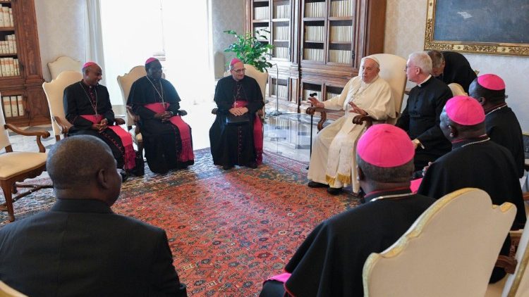 Pope Francis in discussion with Zimbabwean Bishops 08. 09. 2023.