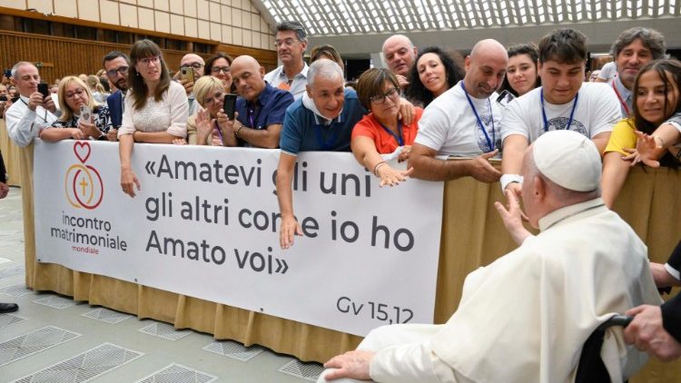 In Aula Paolo VI i saluti dei membri dell'associazione Incontro Matrimoniale