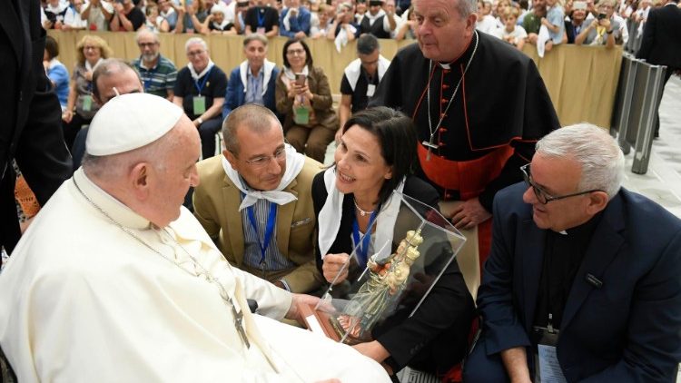 교황에게 인사하는 이탈리아 ME 회원 가족