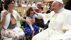 البابا فرنسيس يستقبل أعضاء جمعية تعزيز العائلة 
