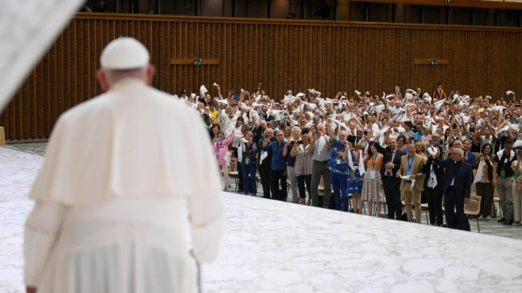 Papa Franjo ulazi u Dvoranu Pavla VI. na susret s udrugom "Bračni susret"