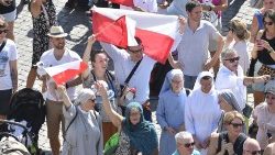 Peregrinos poloneses na Praça São Pedro aplaudiram com o Papa a beatificação da família Ulma